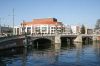 Blauwbrug met op de achtergrond het Muziektheater (© Walther Schoonenberg)