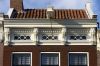 Fraaie kroonlijst met consoles en raampjes (&copy; Walther Schoonenberg)
