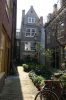 Het Claes Claeszoonhofje gezien richting Egelantiersstraat (&copy; Walther Schoonenberg)
