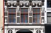 Detail van de gevel met veel beeldhouwwerk, waaronder koppen. Detail van de gevel met veel beeldhouwwerk, waaronder koppen. (© Walther Schoonenberg)