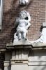 E�n van de putti boven de ingang (&copy; Walther Schoonenberg)