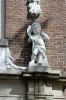 E�n van de putti boven de ingang (&copy; Walther Schoonenberg)
