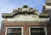 Elandsstraat 88. Verhoogde lijstgevel met kuif v��r restauratie. (&copy; Walther Schoonenberg)