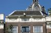 Kroonlijst met festoenen in Lodewijk XVI-stijl (Geldersekade 8) (© Walther Schoonenberg) Kroonlijst met festoenen in Lodewijk XVI-stijl (Geldersekade 8) (© Walther Schoonenberg)