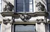 Detail van de deuromlijsting. (&copy; Walther Schoonenberg)