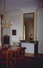 Zaal met schouw, spiegel en stucwerk in overgangsstijl Lodewijk XVI (© Walther Schoonenberg)