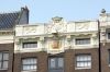 Lijstgevel met gesloten attiek met middenverhoging (1996). (Herengracht 252) (© Walther Schoonenberg) Lijstgevel met gesloten attiek met middenverhoging (1996). (Herengracht 252) (© Walther Schoonenberg)