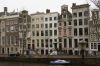 Herengracht 408 t/m 400. Nr. 400 is het hoge pand rechts met de lijstgevel. (&copy; Walther Schoonenberg)