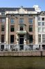 Door de herbouw van de stoep in 2001 is het oude gevelbeeld hersteld (&copy; Walther Schoonenberg)