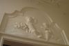 E�n van de reli�fs met putti boven de deur in de gang (&copy; Walther Schoonenberg)