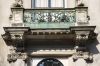 Balkon met hekwerk met opschrift (© Walther Schoonenberg)
