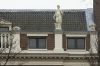 Beeld op de attiek (&copy; Walther Schoonenberg)