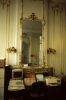 Schouw met spiegel en kandelaars in Lodewijk XV-stijl in de koepelzaal.