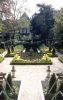 Tuin gezien vanuit het huis naar het koetshuis (&copy; Walther Schoonenberg)