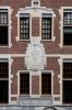 Detail van de gevel met een uitbeelding van Mercurius (&copy; Walther Schoonenberg)