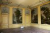Zaal met betimmeringen, marmeren schouw, twee bovendeurstukken en zes beschilderde behangsels. (© Walther Schoonenberg)