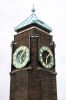 Bovenste deel van de hoektoren met klok (&copy; Walther Schoonenberg)