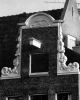 Halsgeveltop met doorboord bloemmotief herplaatst op Prinsengracht 1A.