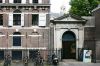 Huiszittenpoortje, links het Stadsturfpakhuis, Nieuwe Amstelstraat Huiszittenpoortje, links het Stadsturfpakhuis, Nieuwe Amstelstraat (© Walther Schoonenberg)
