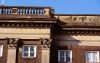 Zware kroonlijst en pilasters. Foto van Bureau Monumentenzorg