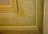 Detail van de 19de-eeuwse plafondschildering in de achterkamer. (&copy; Walther Schoonenberg)