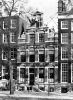 Op deze foto is het siermetselwerk onder de bogen beter te zien. Historische foto uit 1940.