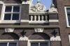 Detail van de in de 19de eeuw herbouwde gevel. (&copy; Walther Schoonenberg)