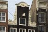 Keizersgracht 150. Halsgevel met klauwstukken met doorboord bloemmotief. Keizersgracht 150. Halsgevel met klauwstukken met doorboord bloemmotief. (© Walther Schoonenberg)