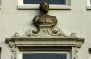 Borstbeeld in de gevel van en door Anthonie Turck. (&copy; Walther Schoonenberg)