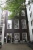Het voormalige R.C. Oude Armenkantoor (1773). (&copy; Walther Schoonenberg)