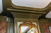 Detail van de schouw en het plafond in de zaal