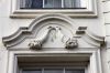 Fronton boven een venster. Fronton boven een venster. (© Walther Schoonenberg)