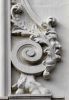 Detail van het klauwstuk in de raamomlijsting met kop en klauwepoot Detail van het klauwstuk in de raamomlijsting met kop en klauwepoot (© Walther Schoonenberg)