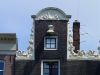 Halsgeveltop met doorboord bloemmotief. (&copy; Walther Schoonenberg)
