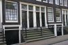 Gekoppelde deuren en frontale stoepen. Gekoppelde deuren en frontale stoepen. (© Walther Schoonenberg)