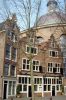 Gouden en Zilveren Spiegel met op de achtergrond de Ronde Lutherse Kerk (&copy; Walther Schoonenberg)