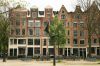 Kattenburgerplein. Herbouwde gevelwand met daarachter betonnen nieuwbouwcomplex. (&copy; Walther Schoonenberg)