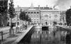 Oude Stadsschouwburg met stenen ommanteling aan het Leidseplein met de Lijnbaansgracht