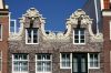Herplaatste toppen op nieuwbouw (&copy; Walther Schoonenberg)