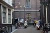De Nes loopt dood op de Grimburgwal. V��r de bouw van de Kraamkliniek was hier een brug. (&copy; Walther Schoonenberg)