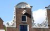 Nieuwe Herengracht 181: vroeg-18de-eeuwse halsgeveltop (&copy; Walther Schoonenberg)