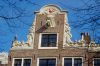 Voorbeeld van een halsgevel met klauwstukken met doorboord bloemmotief Voorbeeld van een halsgevel met klauwstukken met doorboord bloemmotief (© Walther Schoonenberg)