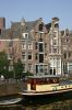 Prinsengracht 36 met links daarvan historiserende nieuwbouw (&copy; Walther Schoonenberg)