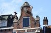 Klokgeveltop in Lodewijk XV-stijl (&copy; Walther Schoonenberg)