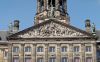 Het fronton aan de voorzijde van het Paleis vóór restauratie Het fronton aan de voorzijde van het Paleis vóór restauratie (© Walther Schoonenberg)