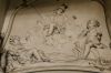 Stucreli�f in de gang boven de deur naar de zaal: Minerva en twee putti (&copy; Walther Schoonenberg)
