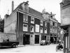 Historische foto toen het koetshuis nog als garage in gebruik was.
