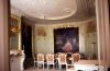 De zaal in Lodewijk XV-stijl v��r de restauratie (&copy; Walther Schoonenberg)
