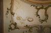Stucplafond in de voorkamer: Azi� (&copy; Walther Schoonenberg)