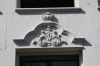 Fronton met vaas boven het middelste venster. (&copy; Walther Schoonenberg)